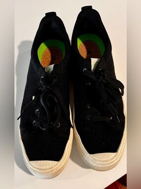 Cariuma Black Sneakers